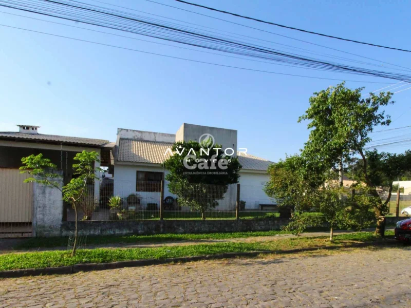 Casa à venda com 3 dormitórios 3 banheiros 2 vagas de garagem e amplo pátio — Casa à venda em Tomazetti, Santa Maria/RS