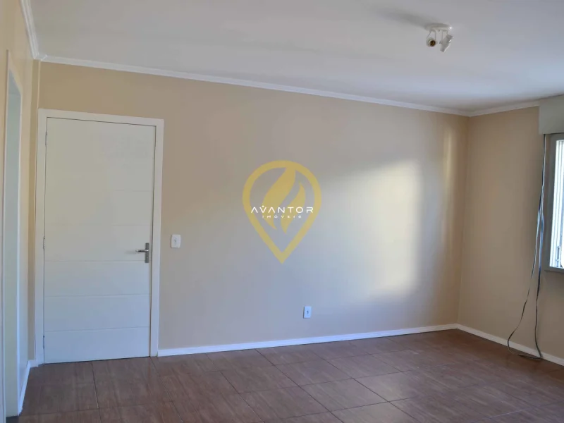 Sala com piso em cerâmica e porta de acesso — Apartamento à venda e para alugar no Residencial Araruama, Santa Maria
