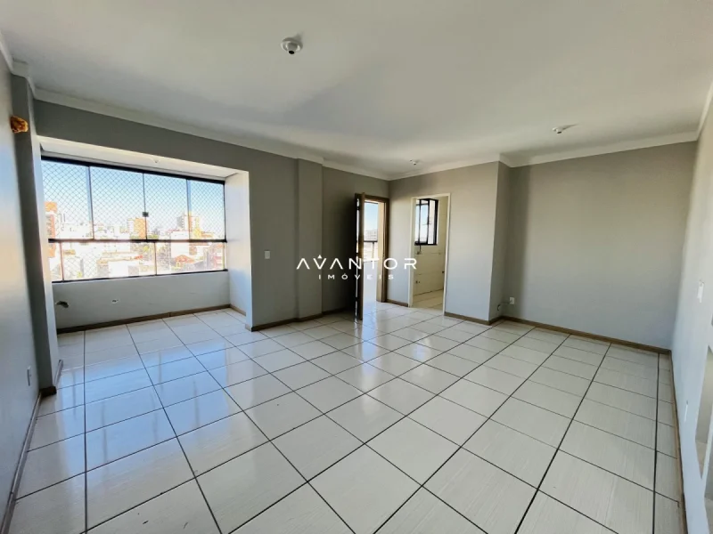 Sala de estar com sacada e vista externa — Apartamento à venda no Residencial Maranello, Santa Maria