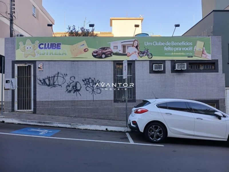 Fachada do imóvel com fachada revestida em azulejo — Sala Comercial com 4 salas para alugar em Centro, Santa Maria/RS