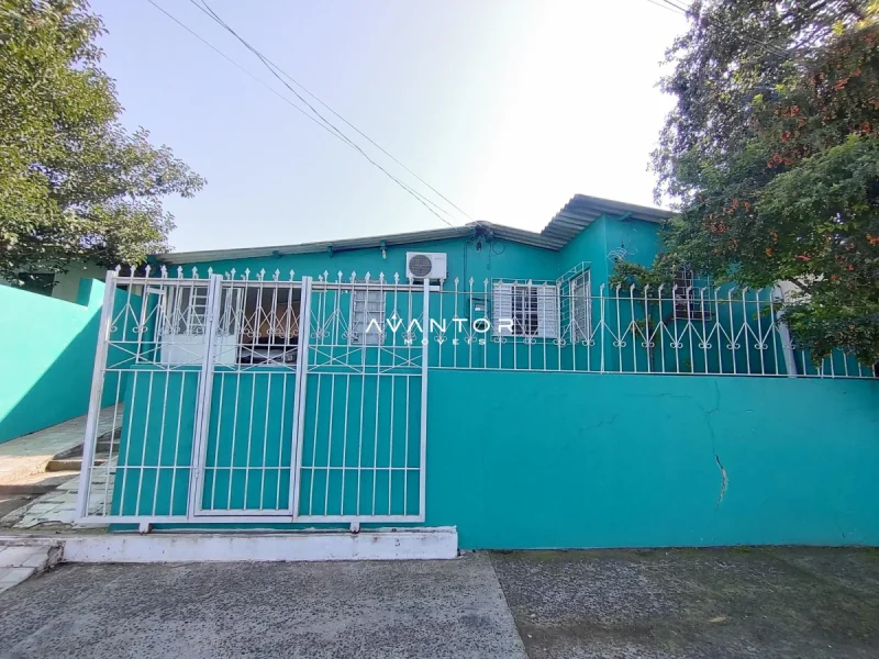 Fachada da casa com portão e garagem — Casa com 3 quartos à venda em Tancredo Neves, Santa Maria/RS