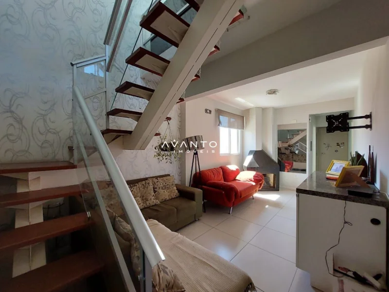 Sala de estar com escada integrada — Cobertura à venda no Residencial Paseo Del Prado, Santa Maria