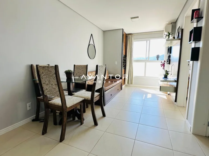 Sala de estar integrada à cozinha com sacada — Apartamento à venda no Residencial Jacaranda, em Camobi, Santa Maria/RS