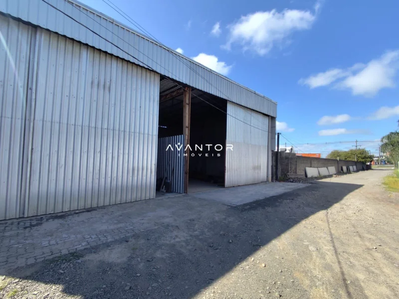 Galpão com porta de garagem aberta — Pavilhão com 1 sala para alugar em Km 3, Santa Maria/RS