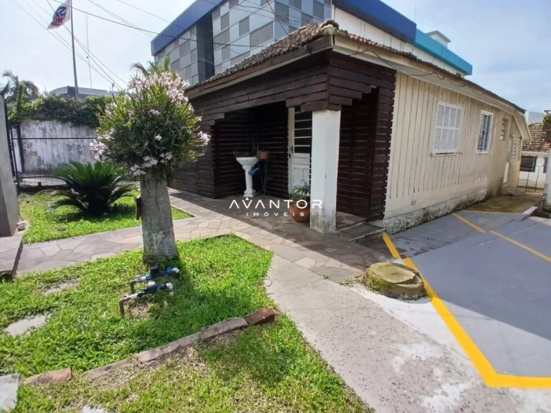 Fachada da casa com pátio e garagem — Casa com 4 quartos para alugar em Nossa Senhora das Dores, Santa Maria/RS