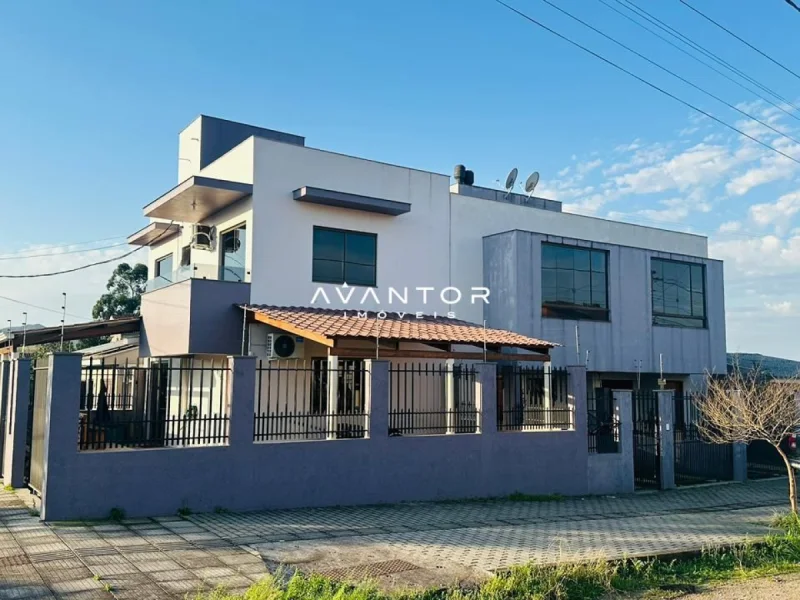 Fachada da casa com garagem — Casa à venda e para alugar no Residencial Camobi/fernando Ferrari, em Camobi, Santa Maria/RS