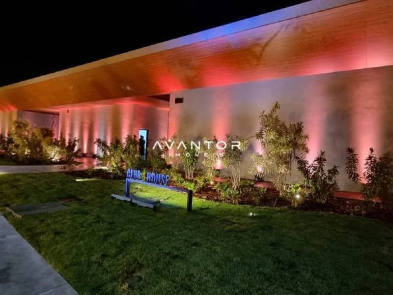 Fachada da casa com iluminação noturna — Terreno à venda no CASAVIVA, em Camobi, Santa Maria/RS