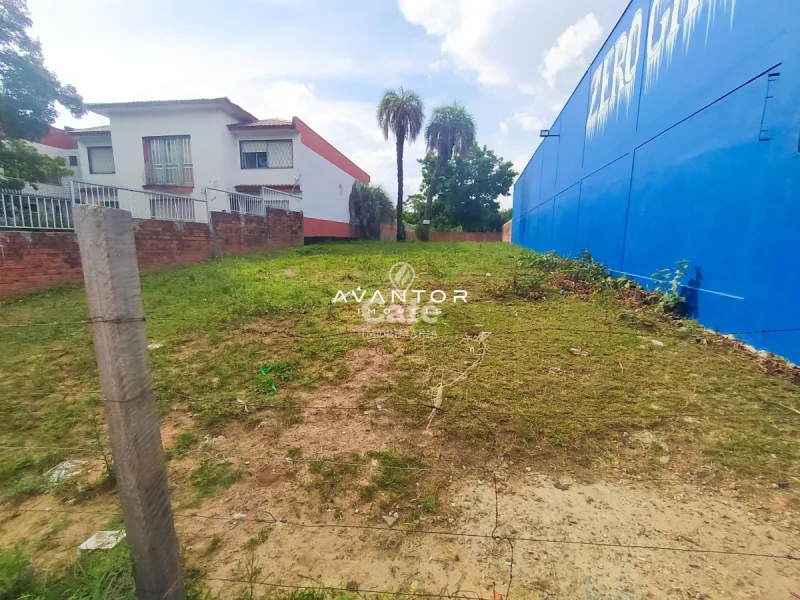 Terreno com casa ao fundo — Terreno à venda e para alugar em Centro, Santa Maria/RS