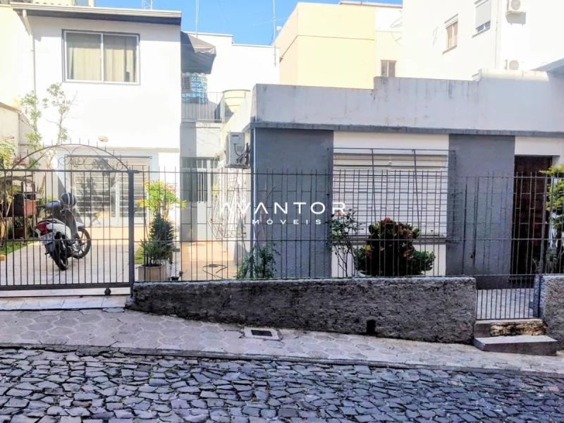 Fachada da casa com garagem — Casa à venda no Edificios Vila Rica e Vila Velha, em Nossa Senhora de Fátima, Santa Maria/RS