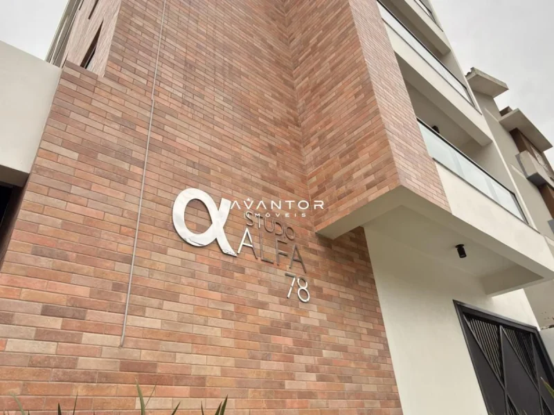 Fachada do prédio com revestimento em tijolos — Studio à venda no Edifício Studio Alfa, em Camobi, Santa Maria/RS