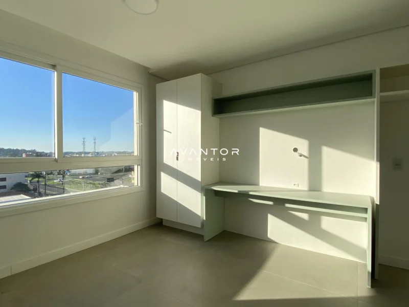 Dormitório com closet e vista para janela — Apartamento para alugar no Uniqo Smart Living, em Camobi, Santa Maria/RS