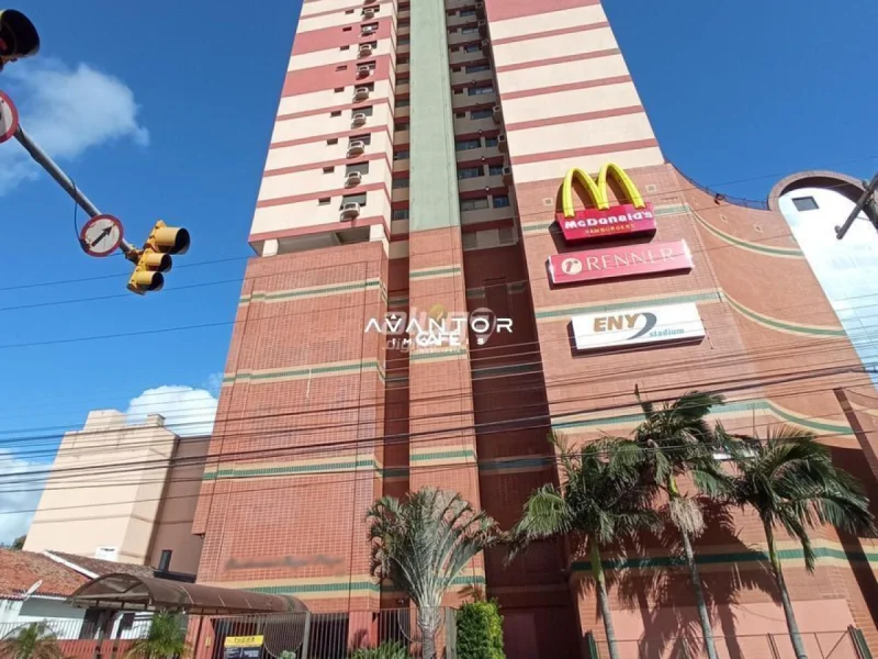 Fachada do prédio com lojas no térreo — Apartamento à venda no Residencial Royal Plazza, Santa Maria