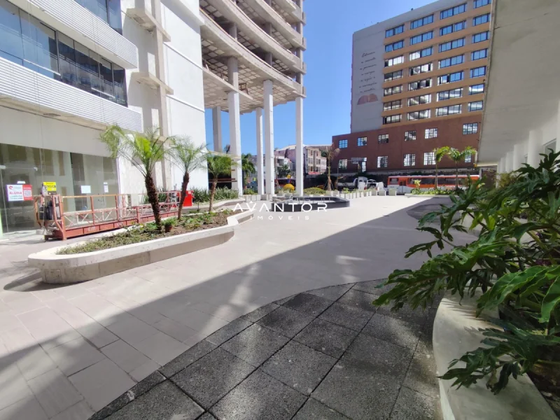 Pátio interno com paisagismo e prédios — Sala Comercial para alugar no Residencial Cristo Rei, em Centro, Santa Maria/RS