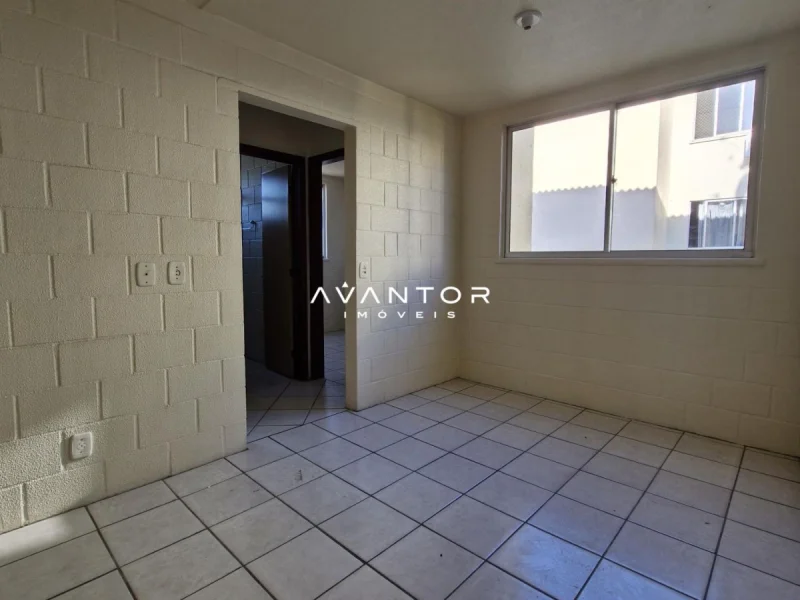 Cozinha com piso cerâmico e janela — Apartamento à venda e para alugar no Residencial Vento Norte, em Urlândia, Santa Maria