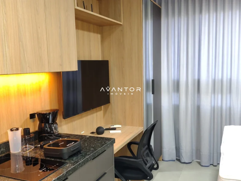 Escritório com armários planejados e cortinas — Apartamento para alugar no Art Studios | Powered By Housi, Santa Maria