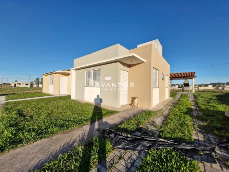 Fachada da casa com área externa — Casa à venda no Residencial Montebello V, em Diácono João Luiz Pozzobon, Santa Maria/RS