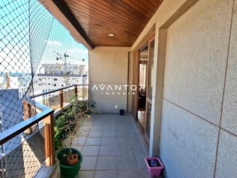 Sacada com teto de madeira e vista urbana — Cobertura à venda no Edifício Galeria Village Center, em Centro, Santa Maria/RS