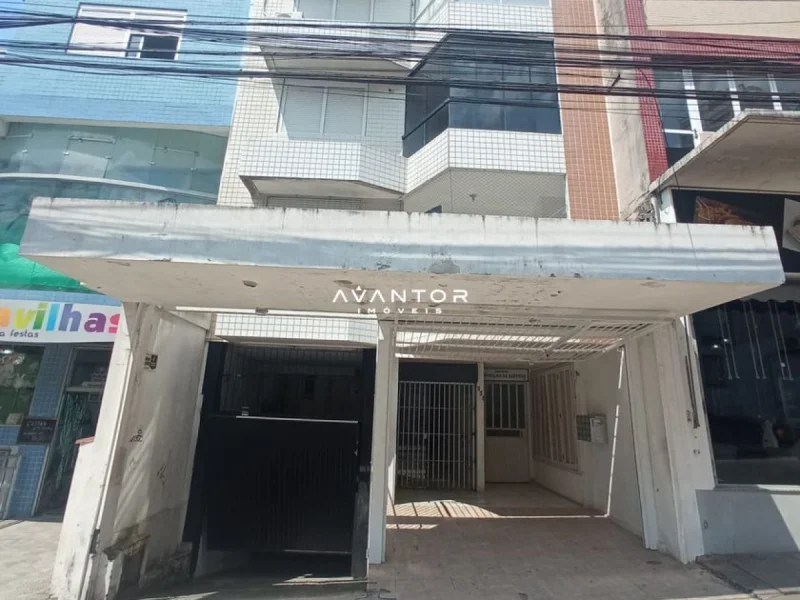 Fachada do prédio com entrada — Apartamento à venda no Edifício Dr. Astrogildo de Azevedo, em Centro, Santa Maria/RS