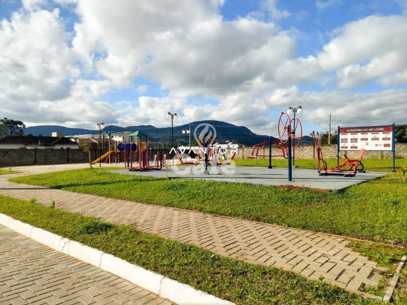 Parque infantil e área de lazer do empreendimento — Terreno à venda no Condomínio Viareggio, em Camobi, Santa Maria/RS