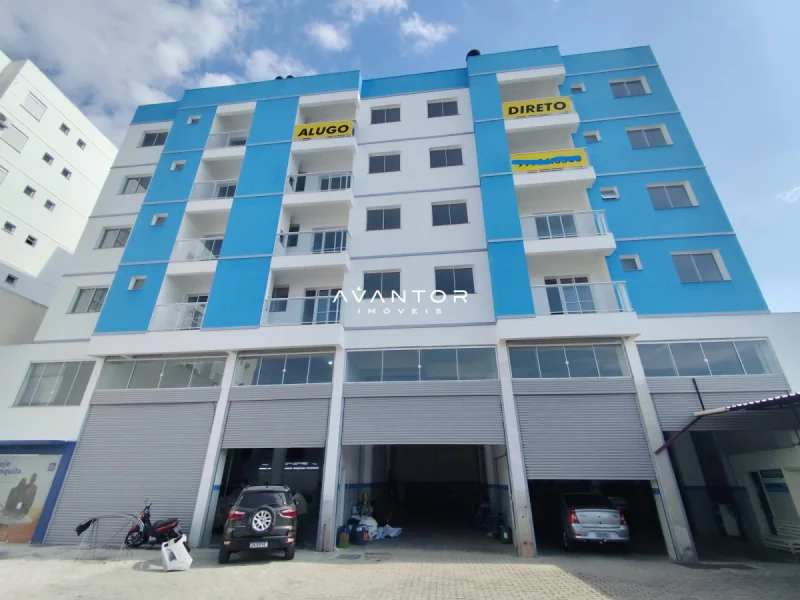 Fachada do prédio com garagem — Apartamento com 2 quartos para alugar no Residencial Vô Nelci, em Camobi, Santa Maria/RS