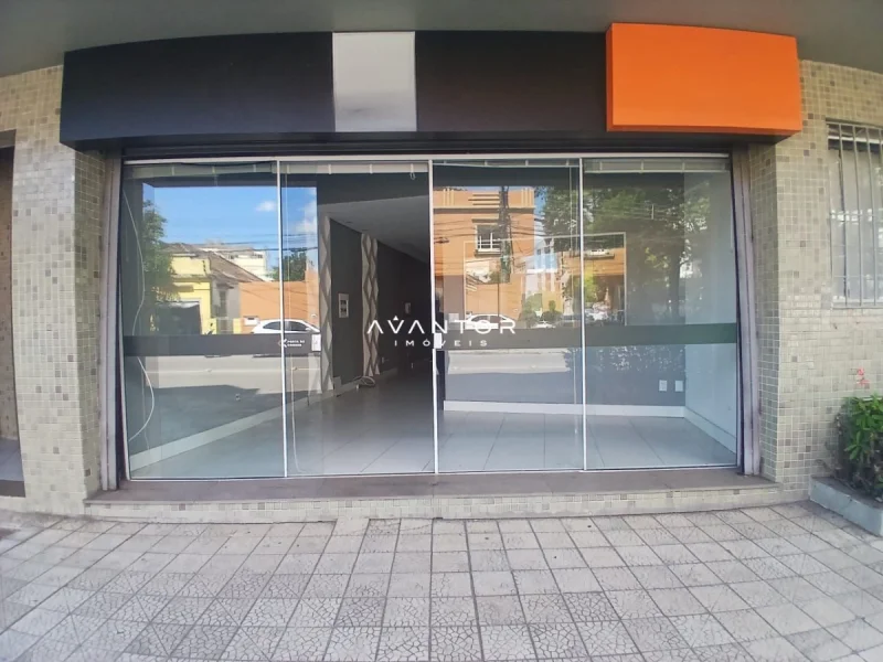 Fachada comercial com vidraçaria — Loja com 3 salas para alugar em Menino Jesus, Santa Maria/RS