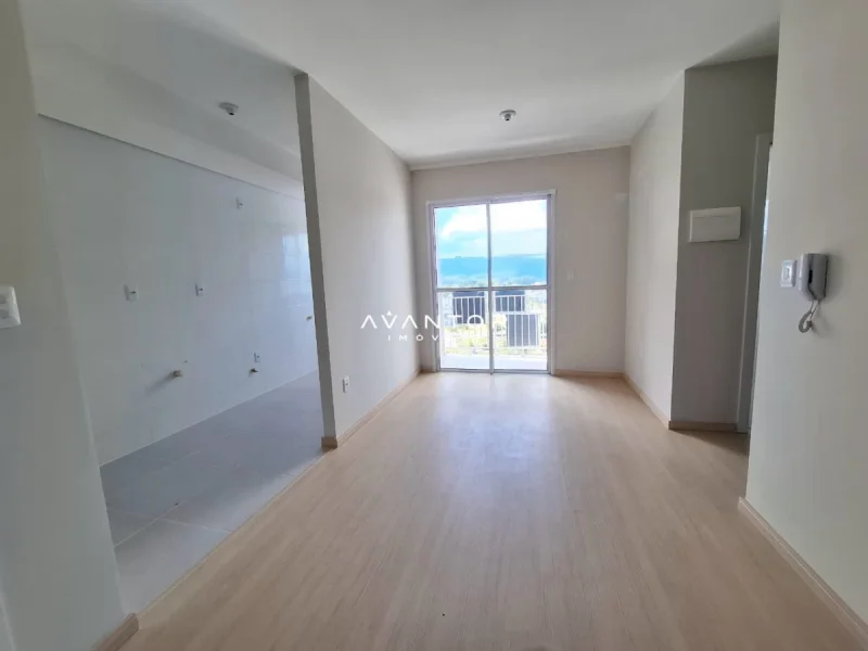 Dormitório com sacada e vista para o mar — Apartamento à venda e para alugar no Residencial Vila Di Siena, Santa Maria