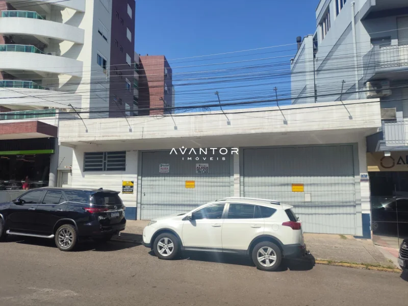 Fachada do prédio com garagem — Pavilhão com 2 salas para alugar em Centro, Santa Maria/RS