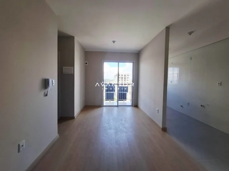 Sala de estar com sacada — Apartamento à venda e para alugar no Residencial Vila Di Siena, em Camobi, Santa Maria/RS