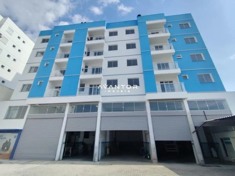 Fachada do prédio com garagens — Apartamento com 2 quartos para alugar no Residencial Vô Nelci, em Camobi, Santa Maria/RS