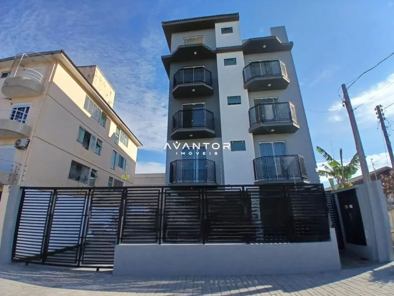 Fachada do prédio com sacadas — Apartamento com 2 quartos para alugar em São José, Santa Maria/RS