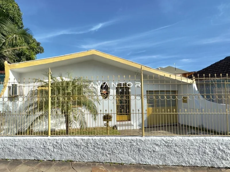 Fachada da casa com portão amarelo — Casa com 3 quartos à venda em Nossa Senhora do Perpétuo Socorro, Santa Maria/RS