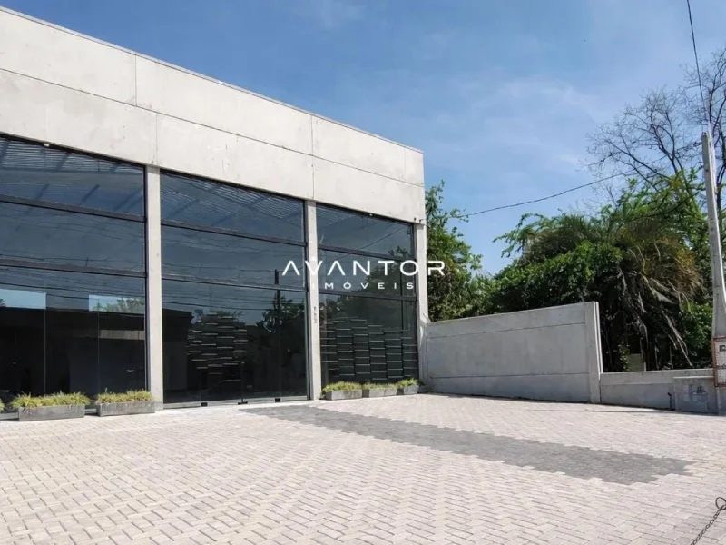 Fachada com garagem e área externa — Pavilhão com 1 sala para alugar em Pinheiro Machado, Santa Maria/RS