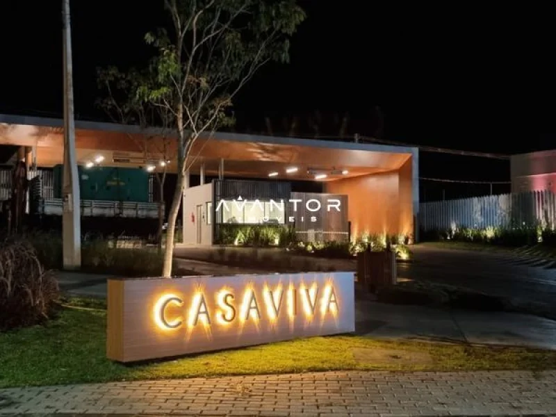 Entrada do empreendimento à noite — Terreno à venda no CASAVIVA, em Camobi, Santa Maria/RS