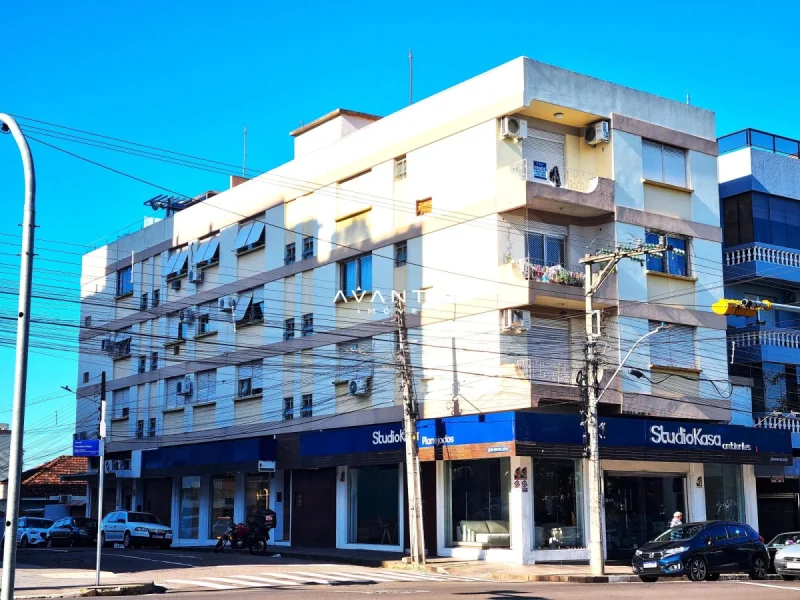 Fachada do prédio com lojas térreo — Apartamento à venda no Edificio Araguaia, em Nossa Senhora de Fátima, Santa Maria/RS