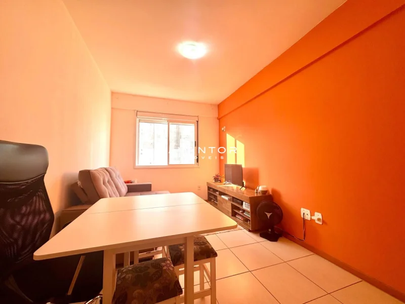 Sala com parede em tom laranja — Apartamento à venda no Residencial Primeiro, em Nossa Senhora do Rosário, Santa Maria/RS