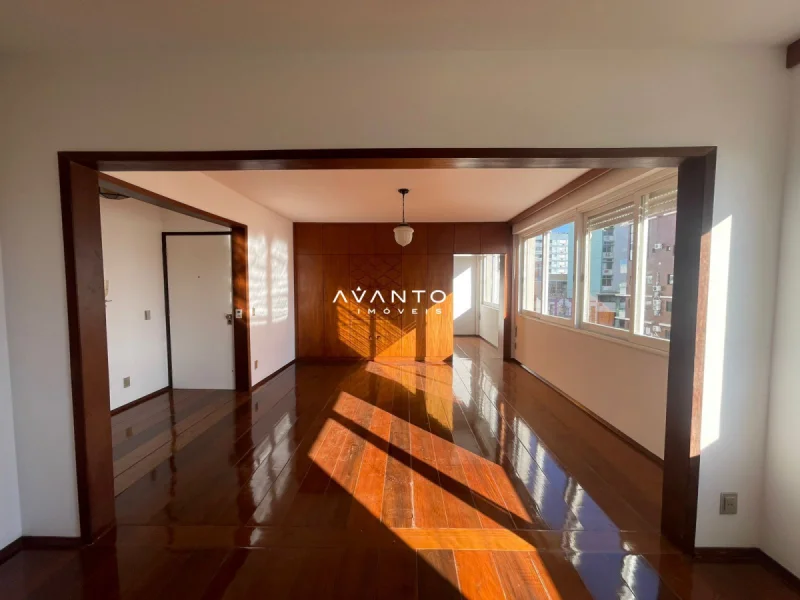 Sala de estar com piso de madeira — Apartamento à venda no Condomínio Edifício São Lucas, em Centro, Santa Maria/RS