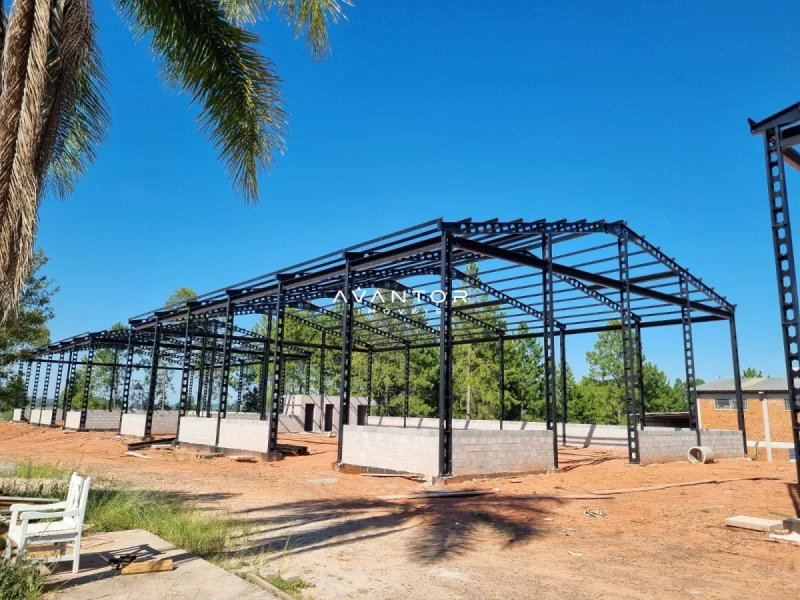 Terreno com estrutura metálica em construção — Pavilhão com 1 sala para alugar em Agro-Industrial, Santa Maria/RS