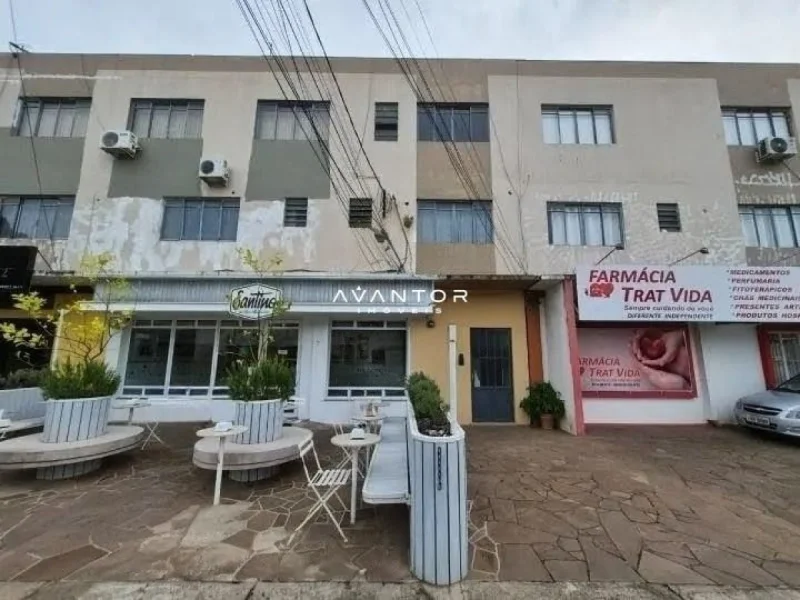 Fachada do prédio com lojas no térreo — Apartamento com 2 quartos para alugar em Camobi, Santa Maria/RS