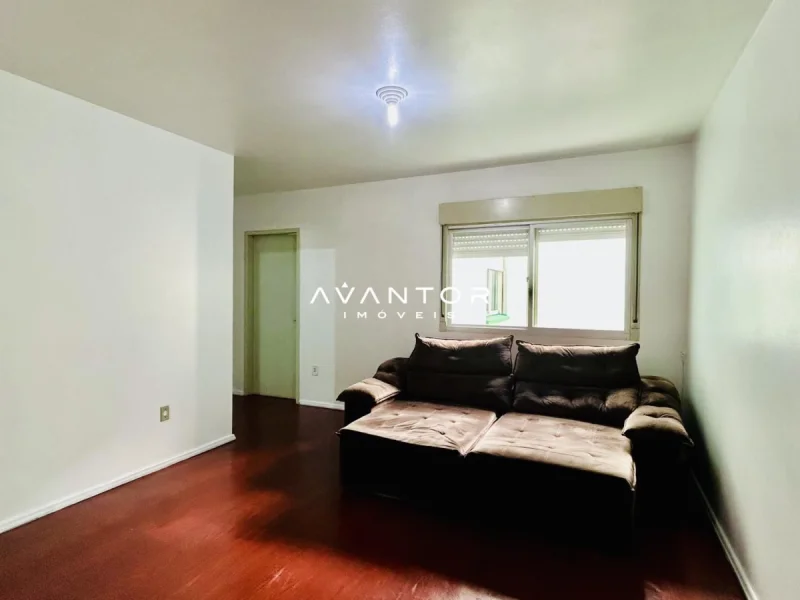 Dormitório com janela e piso vermelho — Apartamento com 1 quarto à venda no Residencial Uirapuru, em Centro, Santa Maria/RS