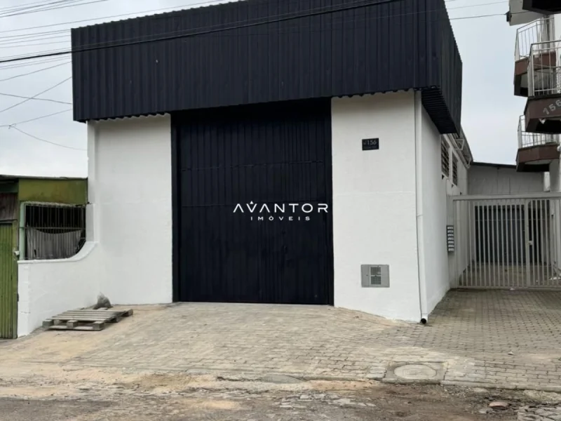 Fachada da casa com garagem — Pavilhão com 1 sala para alugar em Juscelino Kubitschek, Santa Maria/RS