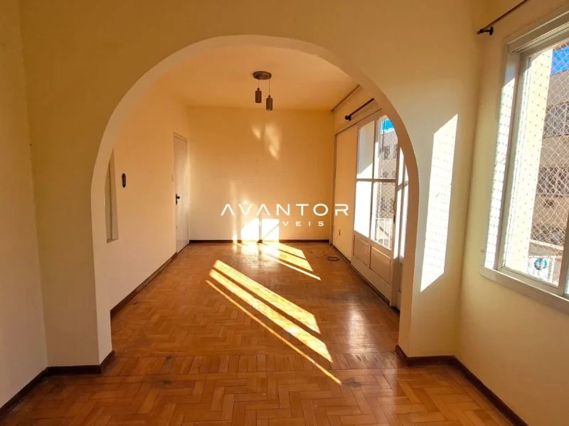 Hall de entrada com piso de madeira — Apartamento à venda no Condomínio Jardim Residencial São Luiz, em Centro, Santa Maria