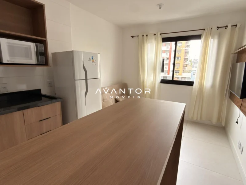 Cozinha com bancada e armários planejados — Apartamento à venda e para alugar no Residencial VIVANT, em Centro, Santa Maria