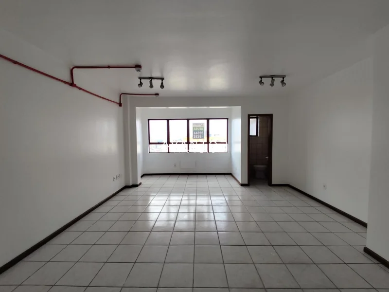 Salão comercial com piso em cerâmica — Sala Comercial à venda e para alugar no Centro Profissional Arquipélago, Santa Maria