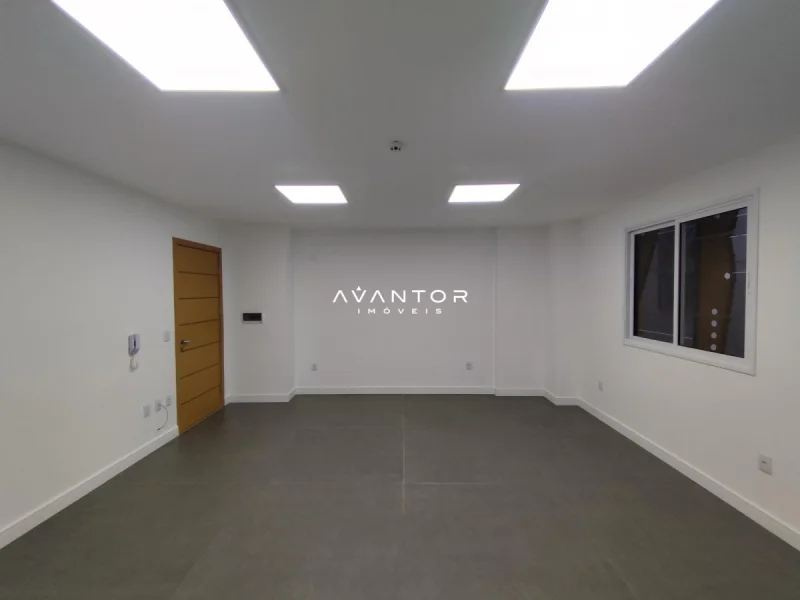 Sala com piso cinza e iluminação de embutir — Sala Comercial à venda e para alugar no Residencial Espírito Santo, Santa Maria