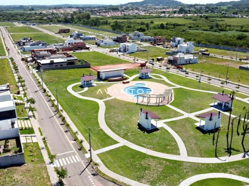 Vista aérea de loteamento com área de lazer — Terreno à venda no Cidade Universitária, em Camobi, Santa Maria/RS