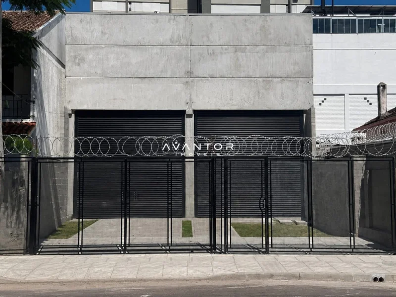 Fachada da casa com portão de ferro — Pavilhão com 1 sala para alugar em Nossa Senhora do Rosário, Santa Maria/RS