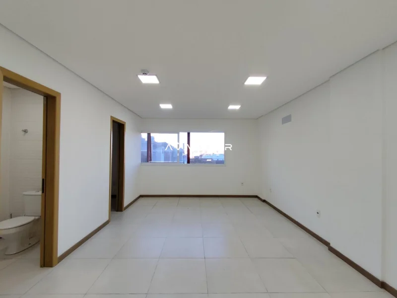 Sala com banheiro integrado e janelas — Sala Comercial à venda e para alugar no Residencial Espírito Santo, Santa Maria