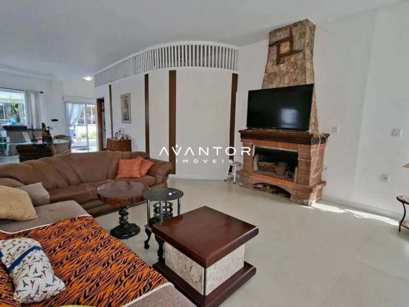 Sala de estar com lareira e sacada — Casa com 3 quartos à venda no Cidade Universitária, em Camobi, Santa Maria/RS