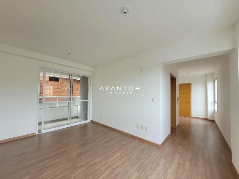 Sala de estar com acesso à sacada — Apartamento à venda no Residencial Isla San Martin, Santa Maria