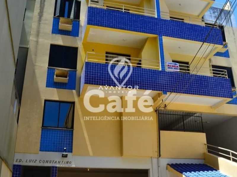 Fachada do prédio com azulejos azuis — Apartamento para alugar no Edifício Luiz Constantino, Santa Maria